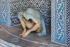 ‘Hırka altındaki adam’ heykeline saldırı
