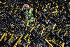 Çin’de kontrolden çıkan Bisiklet Paylaşım Çılgınlığı...